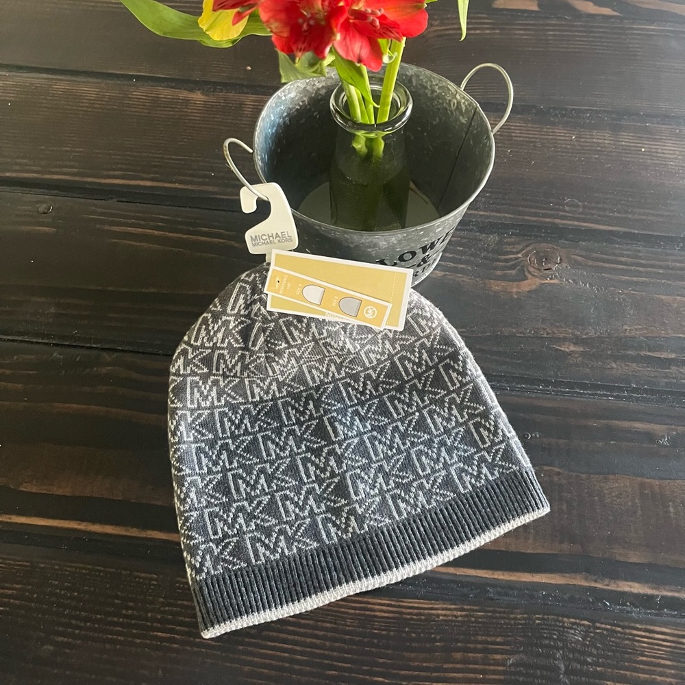 Michael Kors NWT beanie. Gray, Reversible. Light gray/dark gray